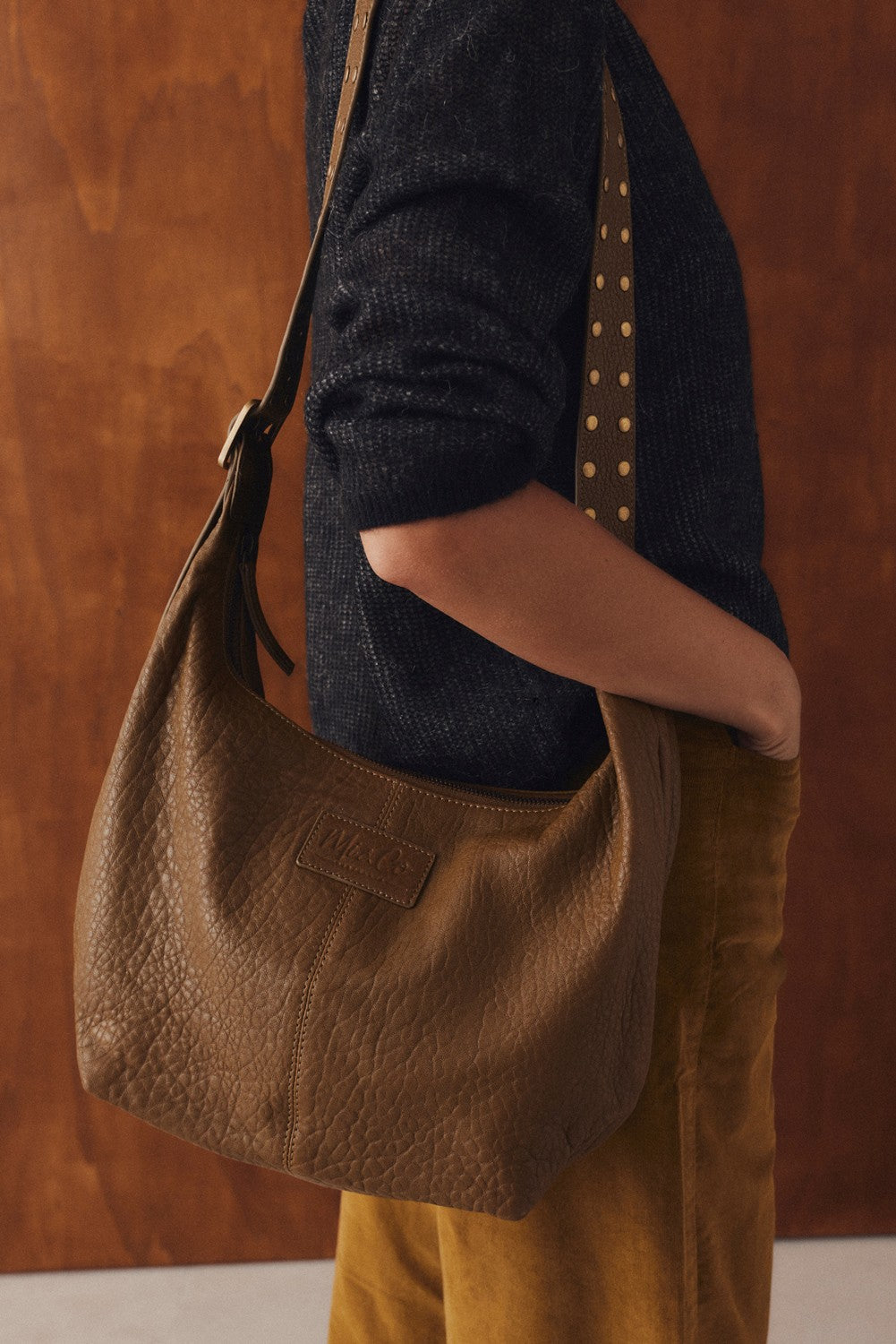 Bolso Medialuna Tachas