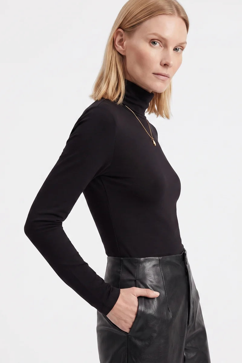 Camiseta Cuello Eliza Negro